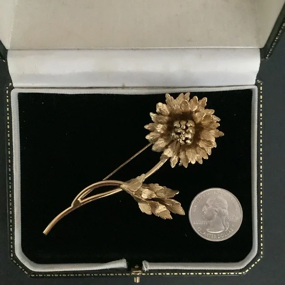 Vintage signed Monet gold tone brooch. - Picture 5 of 7